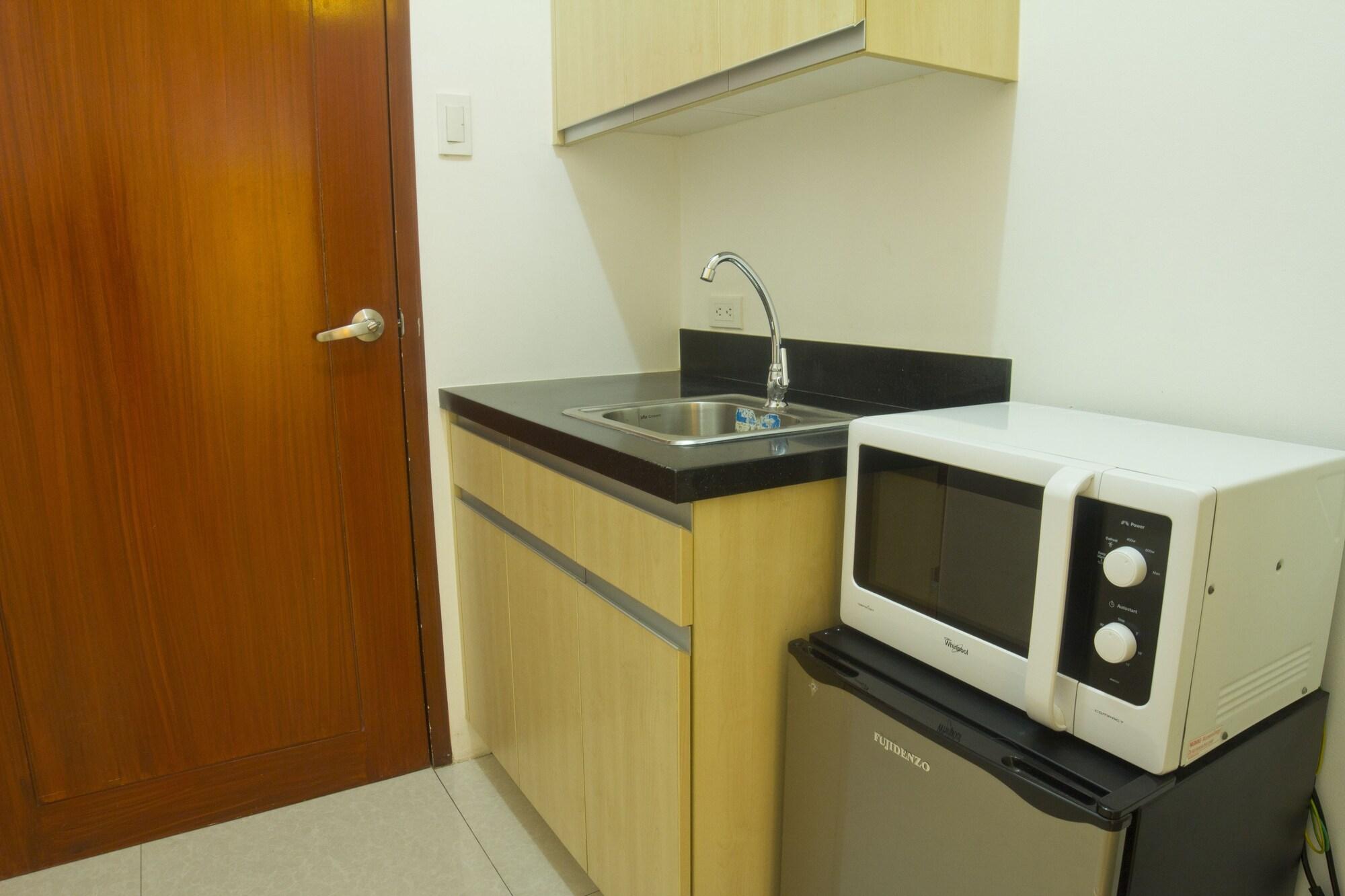 Oyo 893 Dian Suites Makati Манила Экстерьер фото