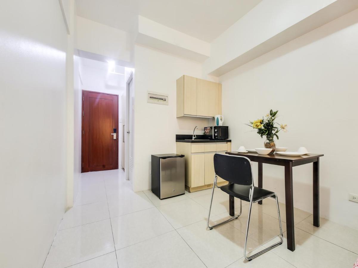 Oyo 893 Dian Suites Makati Манила Экстерьер фото