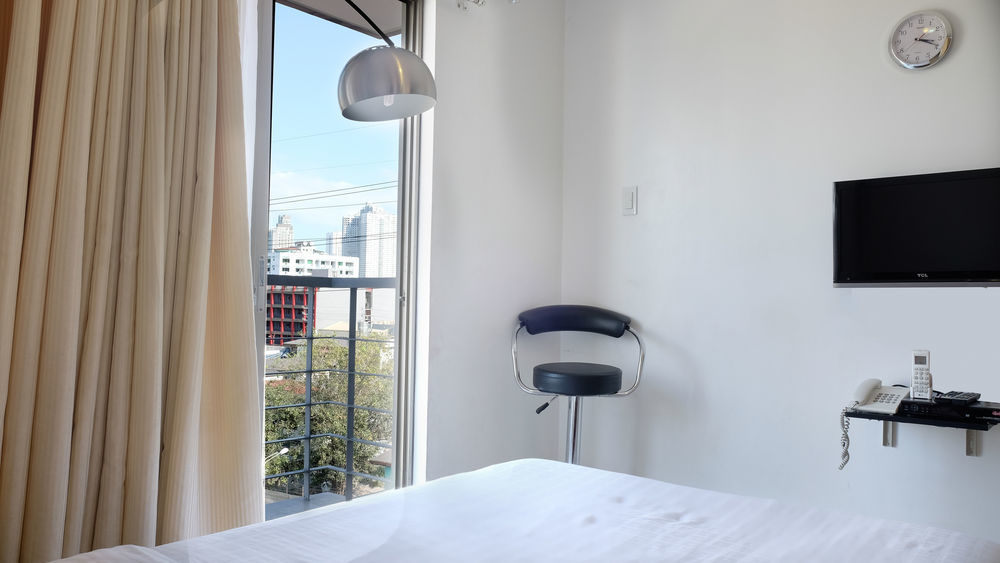 Oyo 893 Dian Suites Makati Манила Экстерьер фото