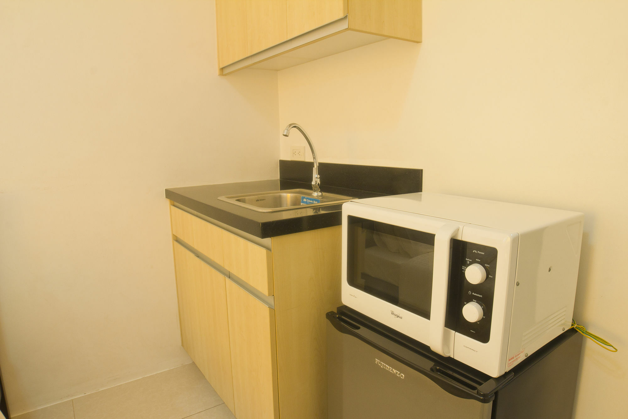 Oyo 893 Dian Suites Makati Манила Экстерьер фото