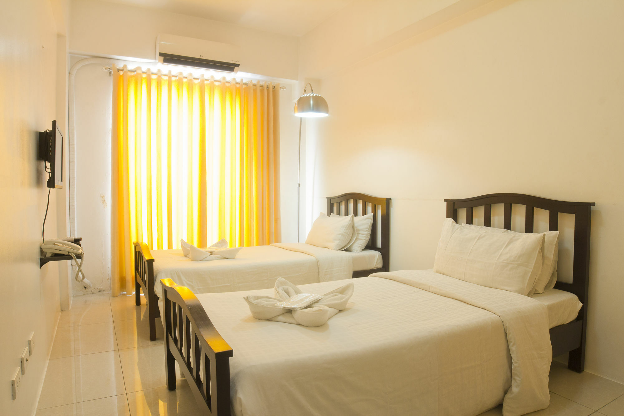 Oyo 893 Dian Suites Makati Манила Экстерьер фото