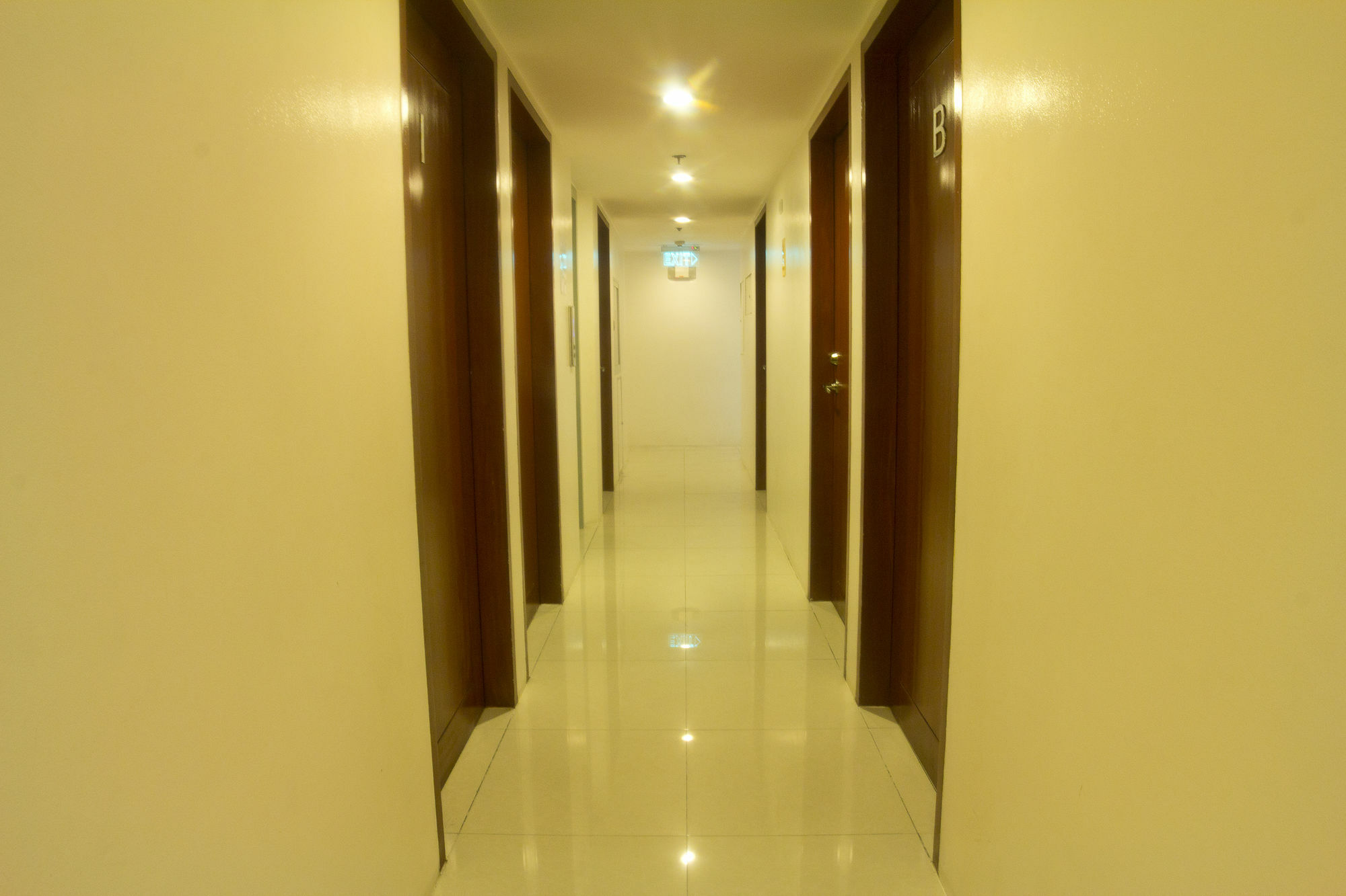 Oyo 893 Dian Suites Makati Манила Экстерьер фото
