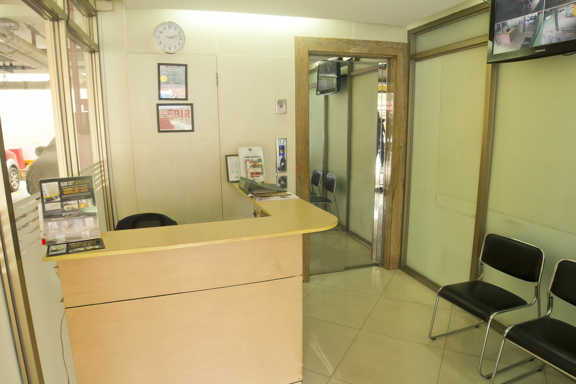 Oyo 893 Dian Suites Makati Манила Экстерьер фото