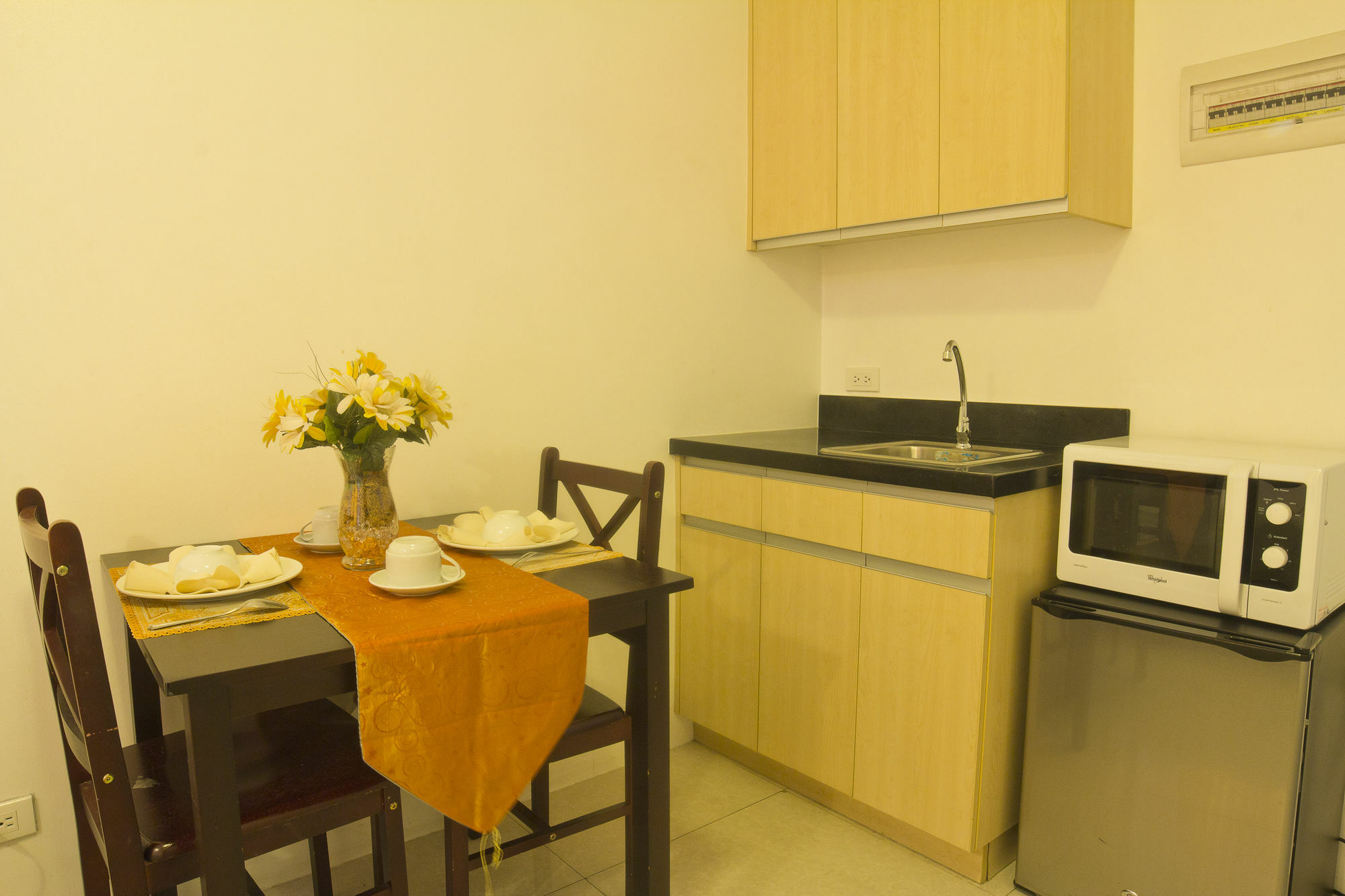 Oyo 893 Dian Suites Makati Манила Экстерьер фото