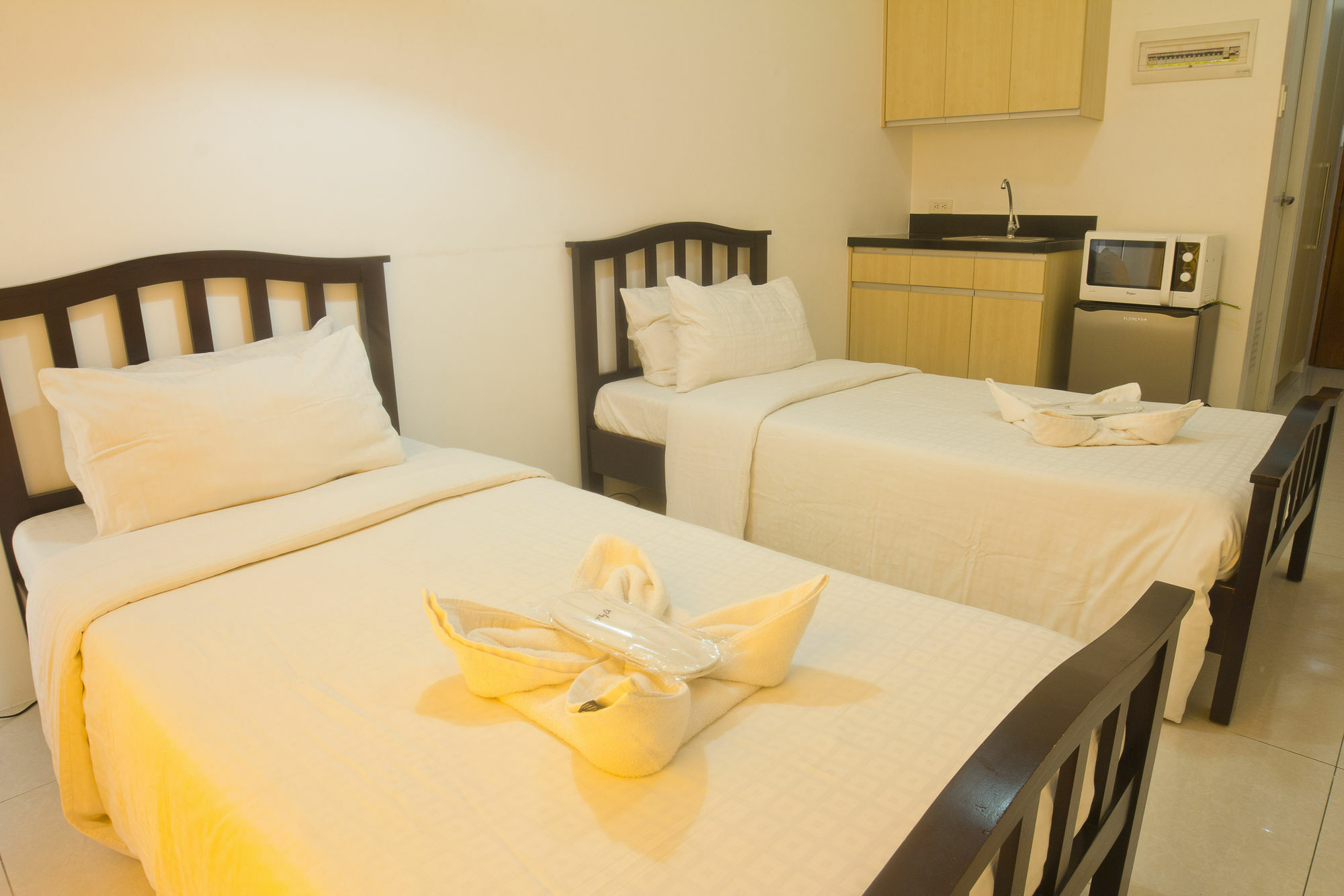Oyo 893 Dian Suites Makati Манила Экстерьер фото