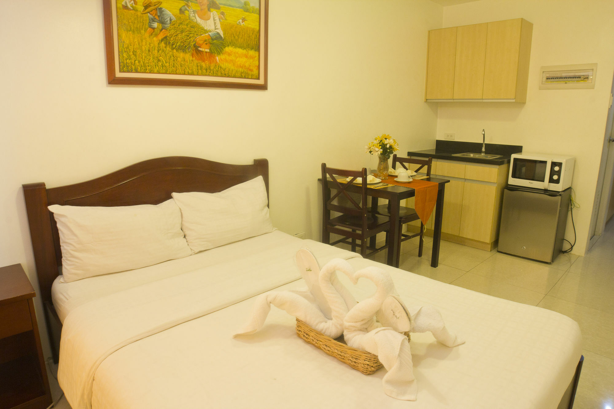 Oyo 893 Dian Suites Makati Манила Экстерьер фото